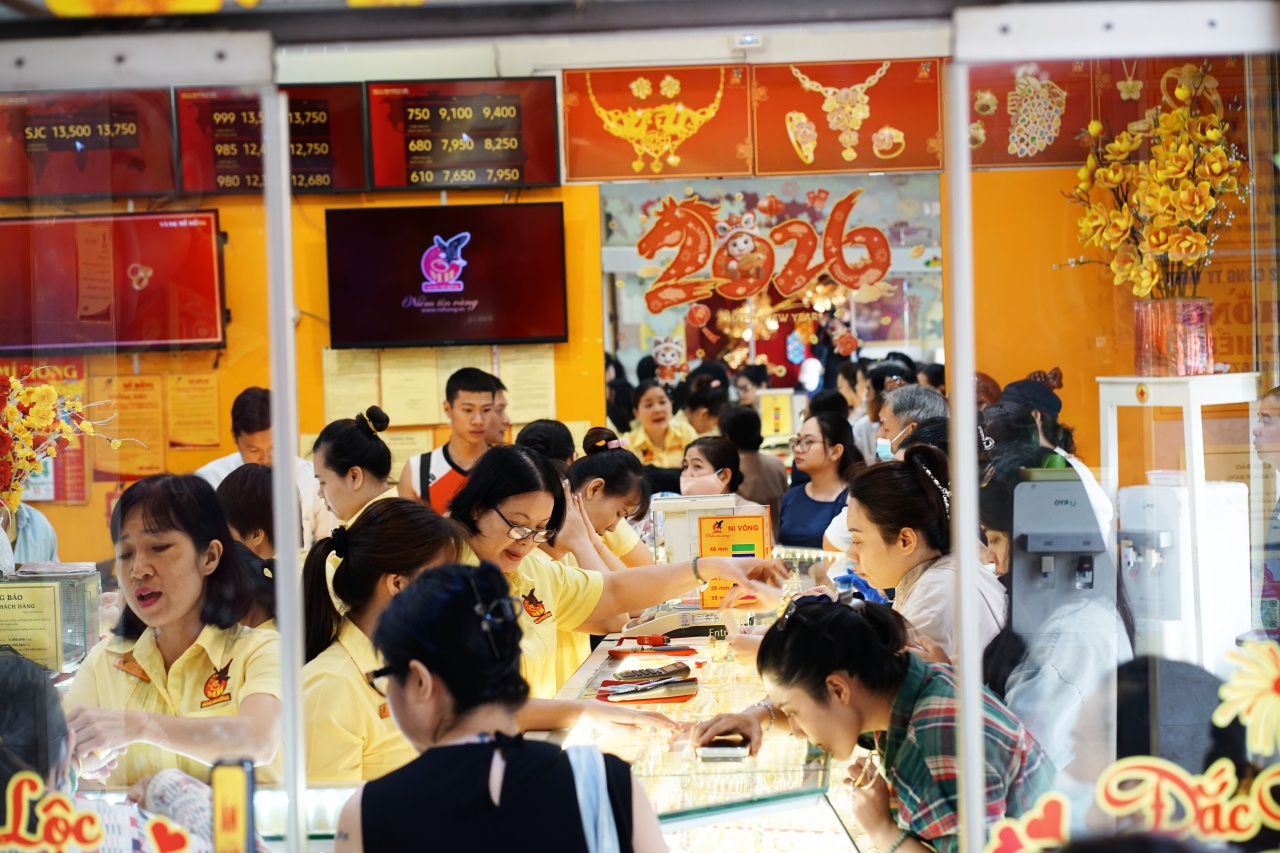 Cảnh tượng lạ tại tiệm vàng Mi Hồng ở TP.HCM sau nhiều phiên giá vàng giảm mạnh - Ảnh 1