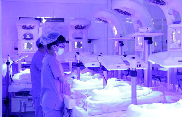 Mức sinh ở Hà Nội giảm: Làm gì để người trẻ không ngại sinh con?