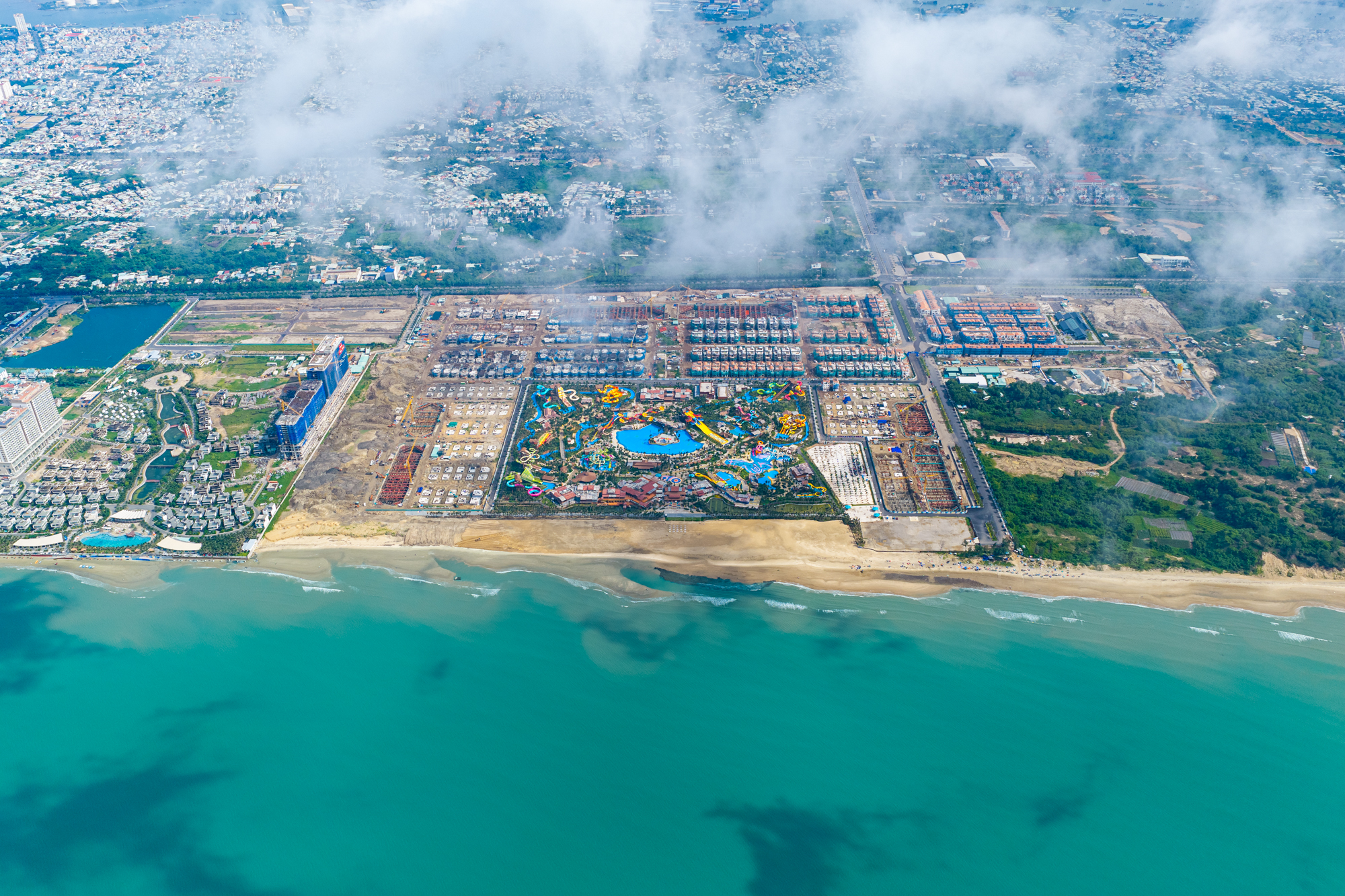 Ngắm 10 làn trượt nước dài hơn 1.000 m tạo nên kỷ lục thế giới trong công viên có 10.000 cây dừa ở TP.HCM - Ảnh 1