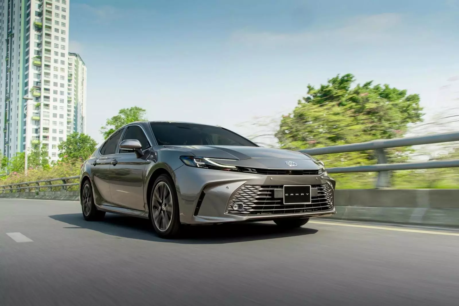 Toyota Camry hybrid giảm giá mạnh, về mốc từ 1,32 tỷ đồng