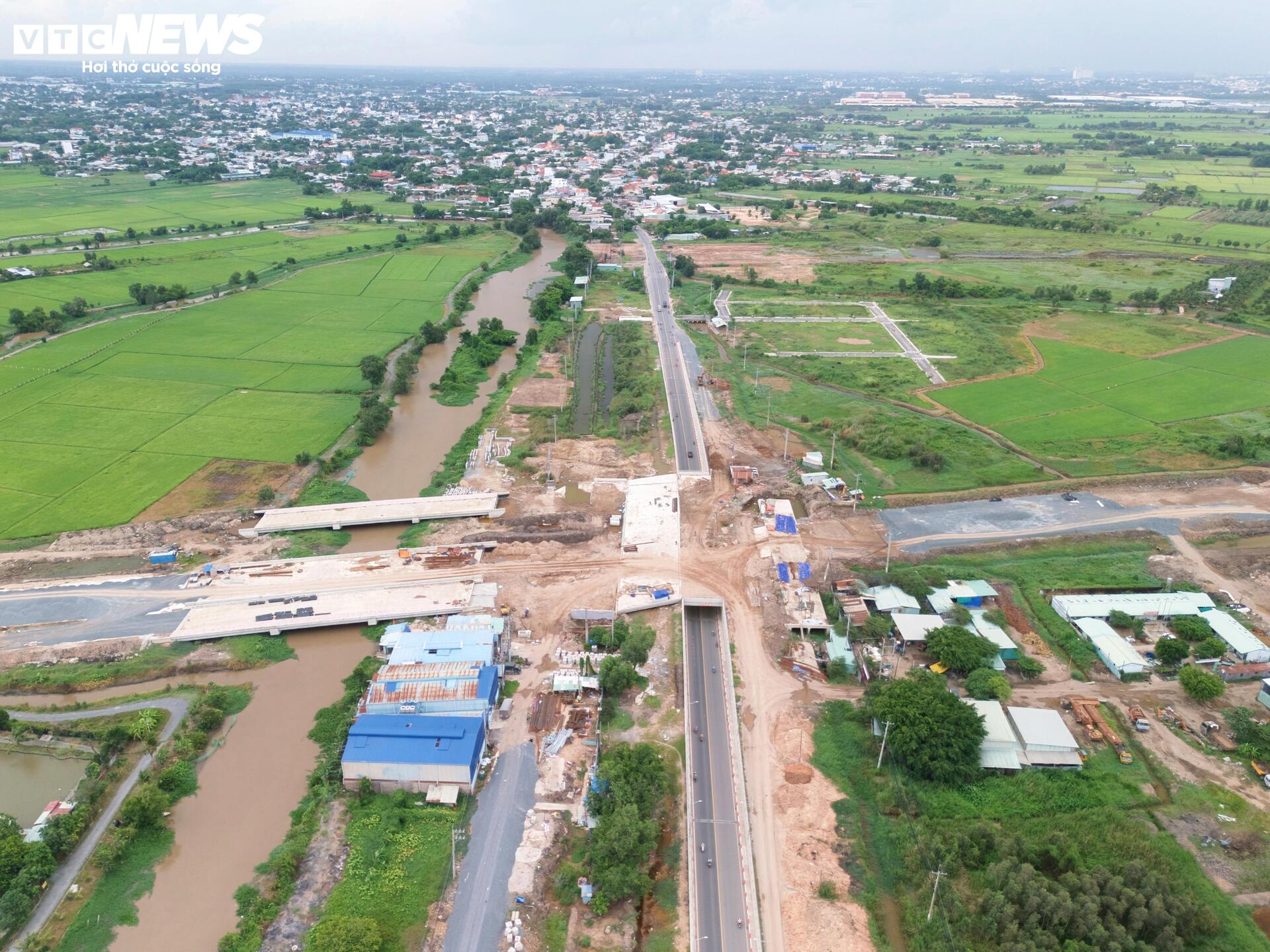 Cận cảnh cao tốc TP.HCM - Mộc Bài đồng loạt triển khai nhiều mũi thi công - Ảnh 1