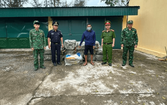 Kiểm tra một bè chở hàng chứa 16 bao tải dứa màu xanh, bắt giữ Nguyễn Văn Lực sinh năm 1976 - Ảnh 1