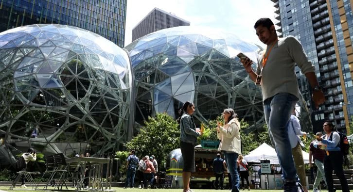 Cú sốc của 30.000 nhân sự Amazon: Bị sa thải qua tin nhắn, 10 năm cống hiến vỡ vụn chỉ sau 1 đêm