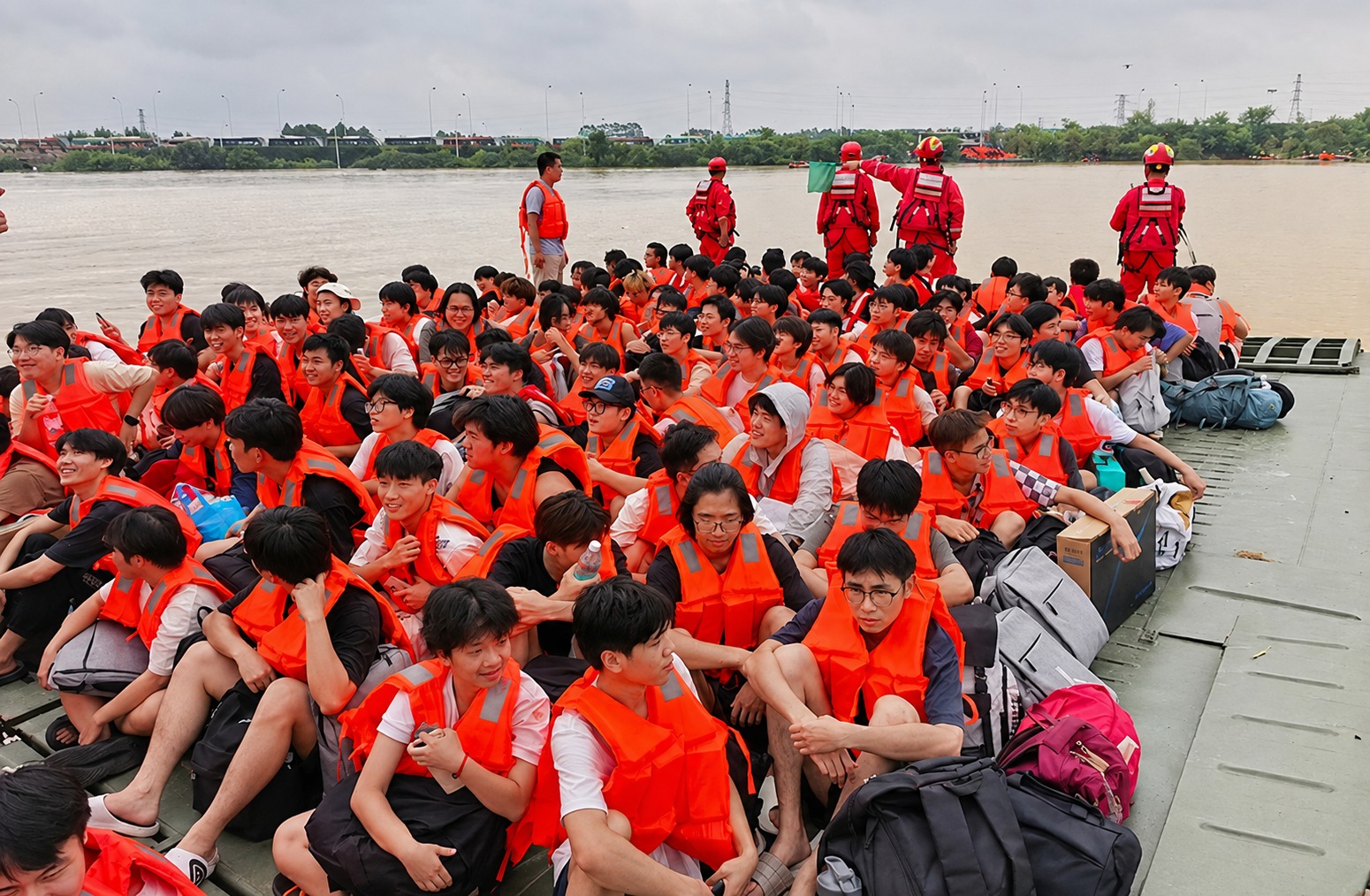 Trung Quốc đưa "tàu sân bay" tới vùng lũ: Siêu khí tài tạo thành bến nổi trong vài phút, cứu hơn 6.000 người - Ảnh 1