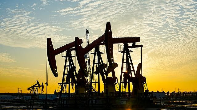 Giá dầu tăng 10%, mạnh nhất sau 6 năm sau khi ông Trump tái áp đặt lệnh phong tỏa Iran - Ảnh 1
