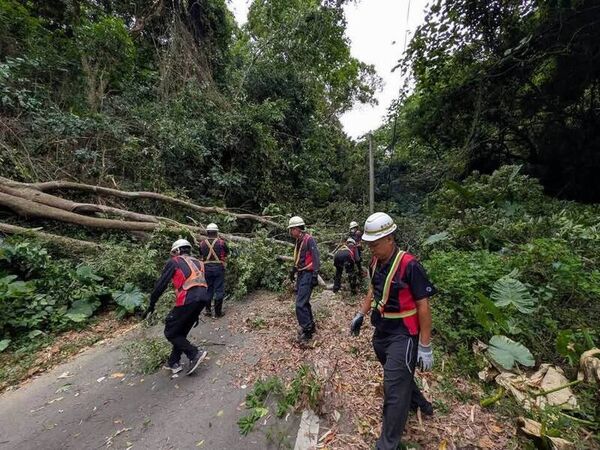 Thợ săn bão ghi lại cảnh tượng giữa tâm siêu bão Ba Vì: Gió giật kinh hoàng phá hủy nhà cửa, Nhật Bản đưa ra loạt cảnh báo - Ảnh 1
