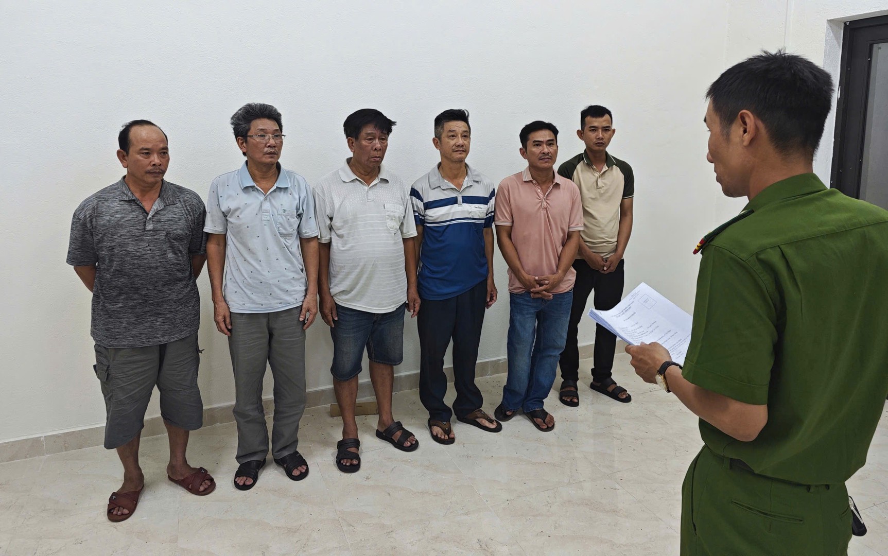 Điều tra giao dịch gần 10 tỷ đồng trong 1 tháng, công an bắt Nguyễn Đức Khoa, thu 5.000 trang tài liệu - Ảnh 1