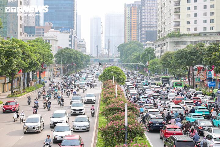 Cận cảnh hai tuyến đường Hà Nội dự kiến phân luồng đảo chiều giảm ùn tắc - Ảnh 1