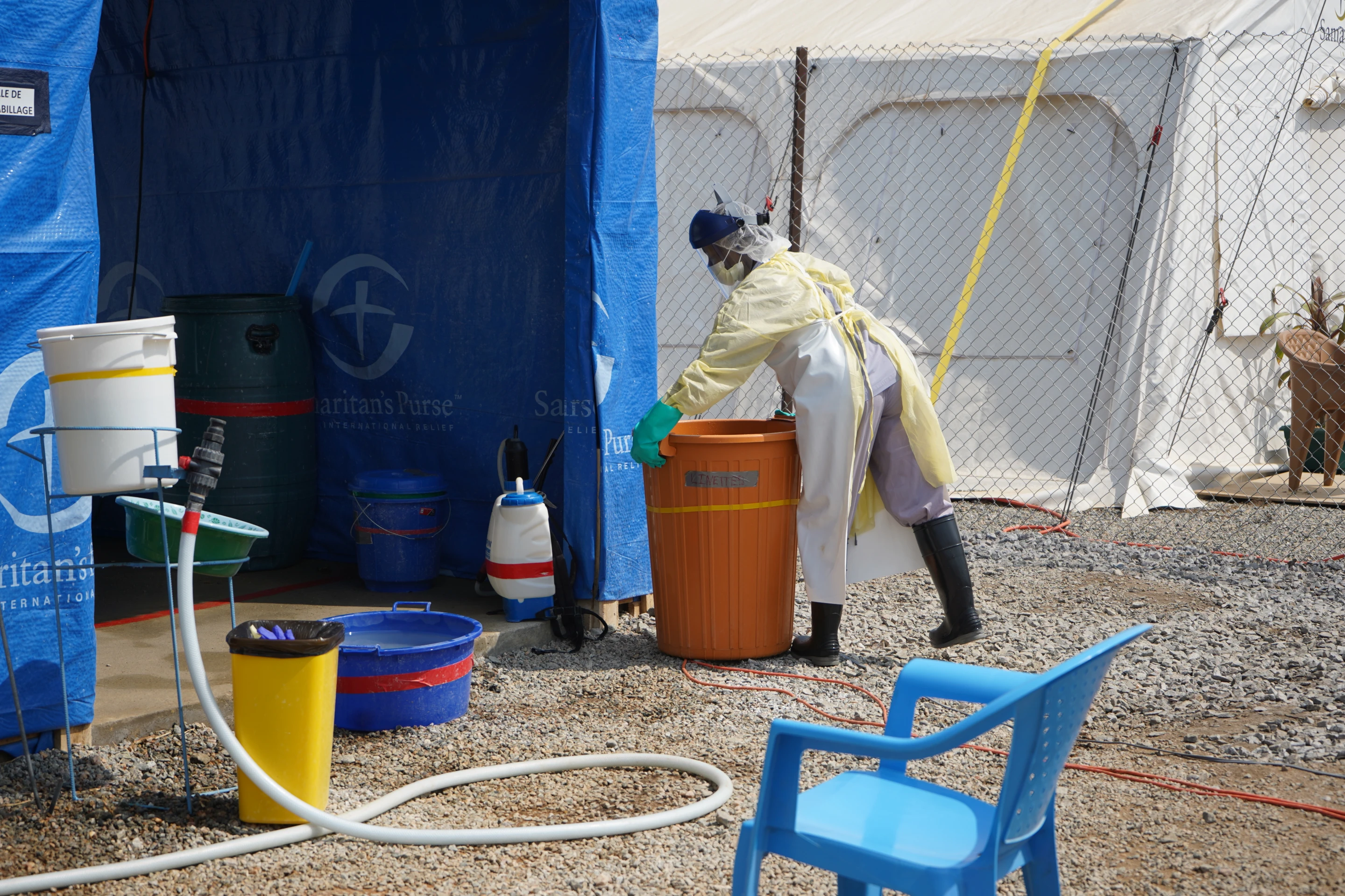 Dịch Ebola tại CHDC Congo lây lan nhanh, ít nhất 930 người tử vong - Ảnh 1