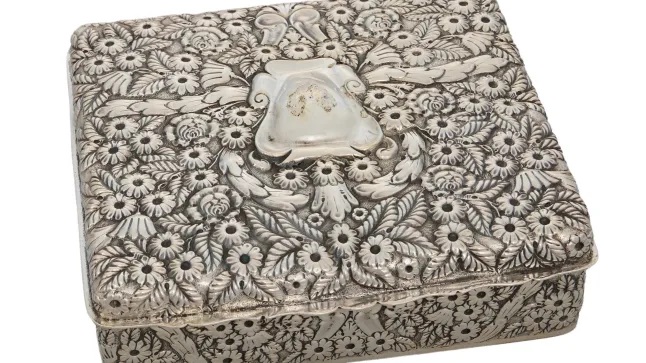 Dọn dẹp nhà, phát hiện kho báu trị giá 2,1 tỷ đồng trên gác mái