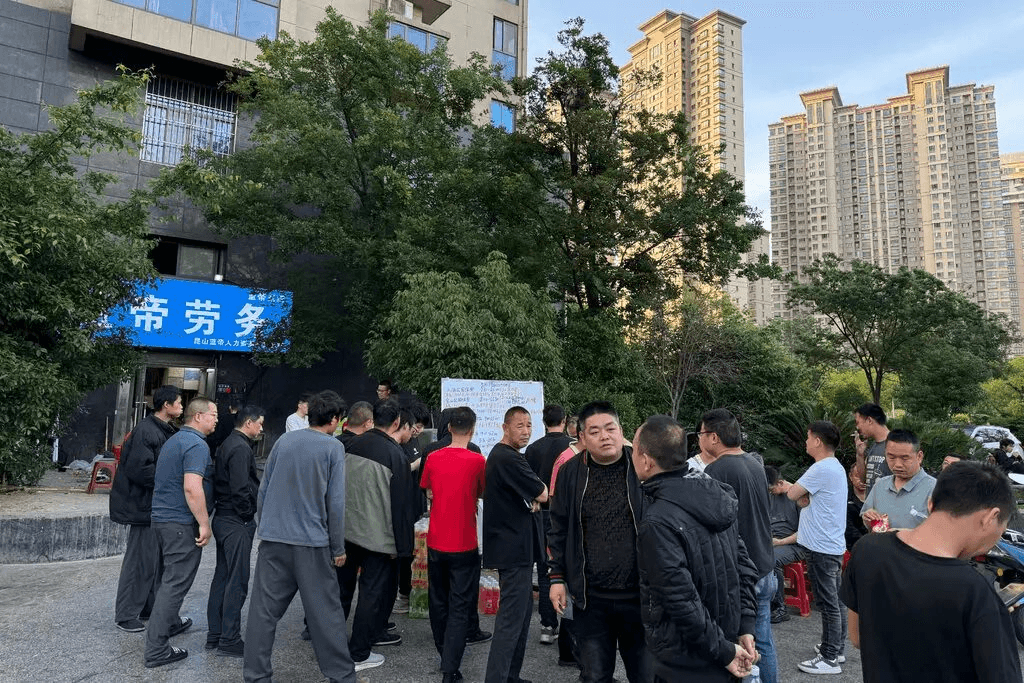 “Tôi thực sự choáng váng, họ không cần người nữa”: Hơn 40 triệu lao động Trung Quốc đứng trước nguy cơ bị bỏ lại phía sau - Ảnh 1