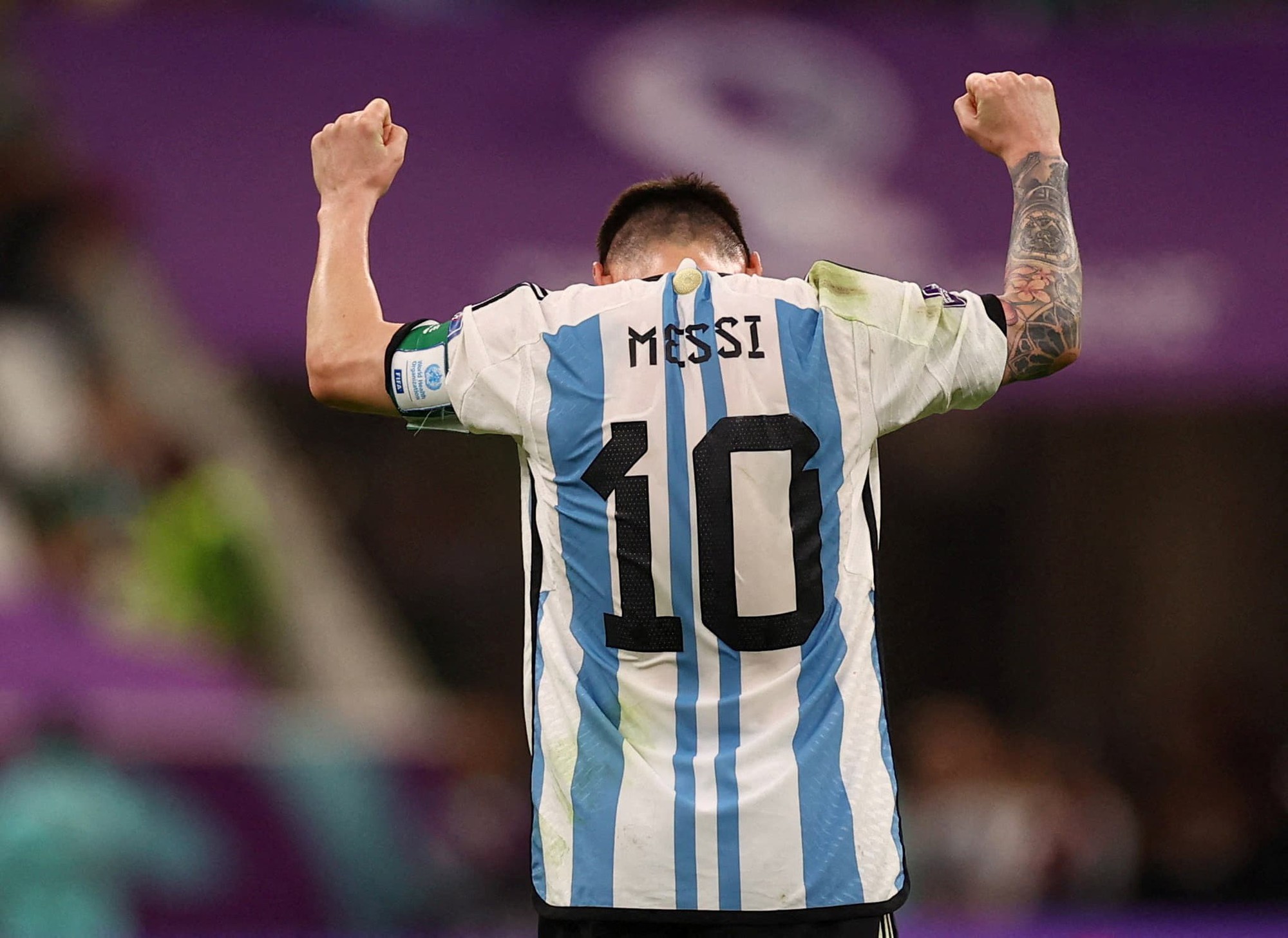 Chiếc áo lót gắn đầy cảm biến, mạch điện của Messi - Ảnh 1