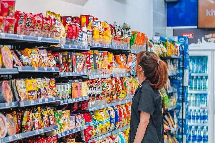 Vì sao xăng dầu giảm hết cỡ, hàng hóa dịch vụ gần như không giảm theo? - Ảnh 1