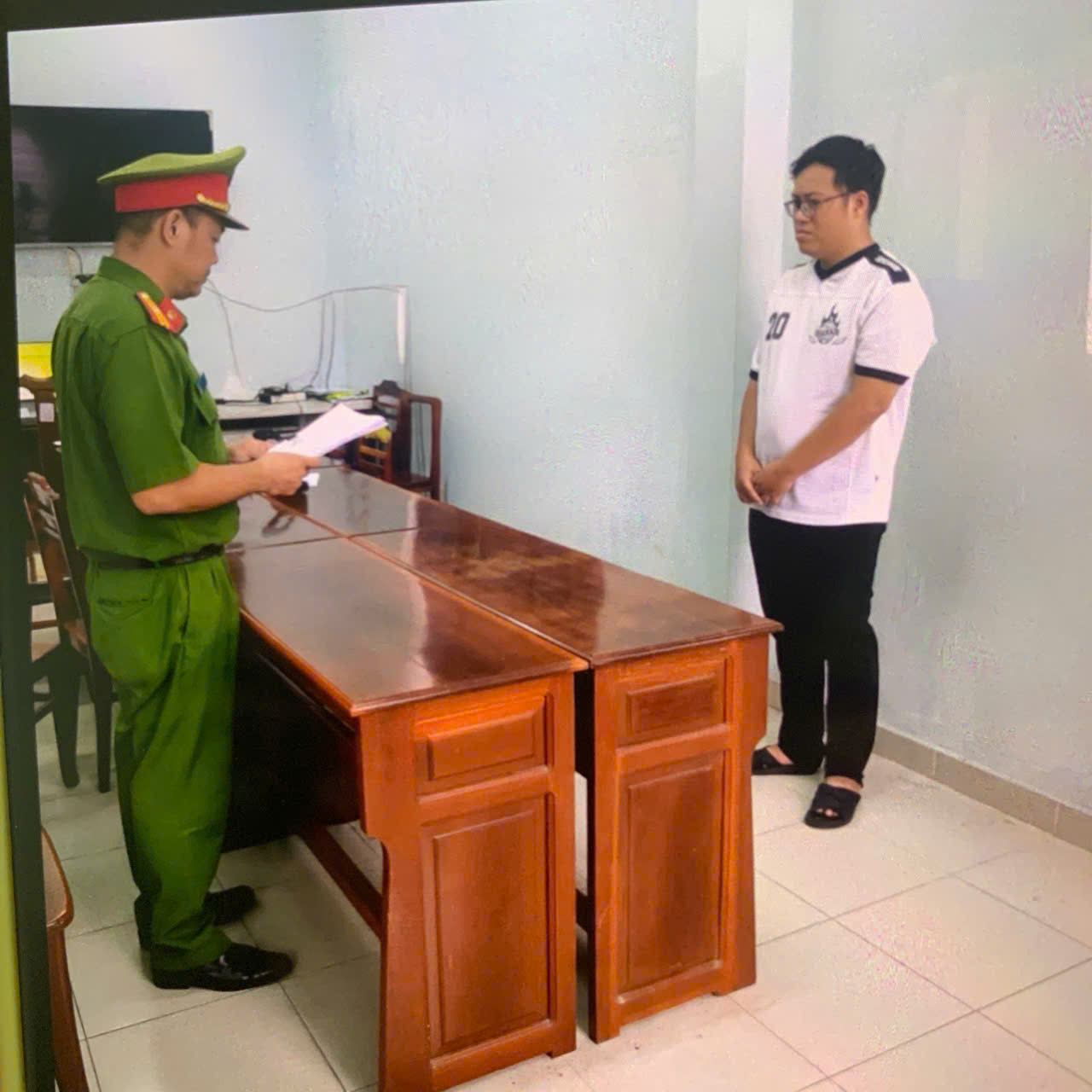 Bắt Đặng Quang Vinh SN 1997, lừa bạn hơn 1,3 tỷ đồng để “chạy việc” vào Bách Hóa Xanh - Ảnh 1