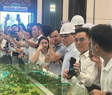 Dự án tỷ phú Phạm Nhật Vượng trực tiếp thị sát: Duyệt hợp đồng tổng thầu 'khủng' 196.000 tỷ đồng - Ảnh 1