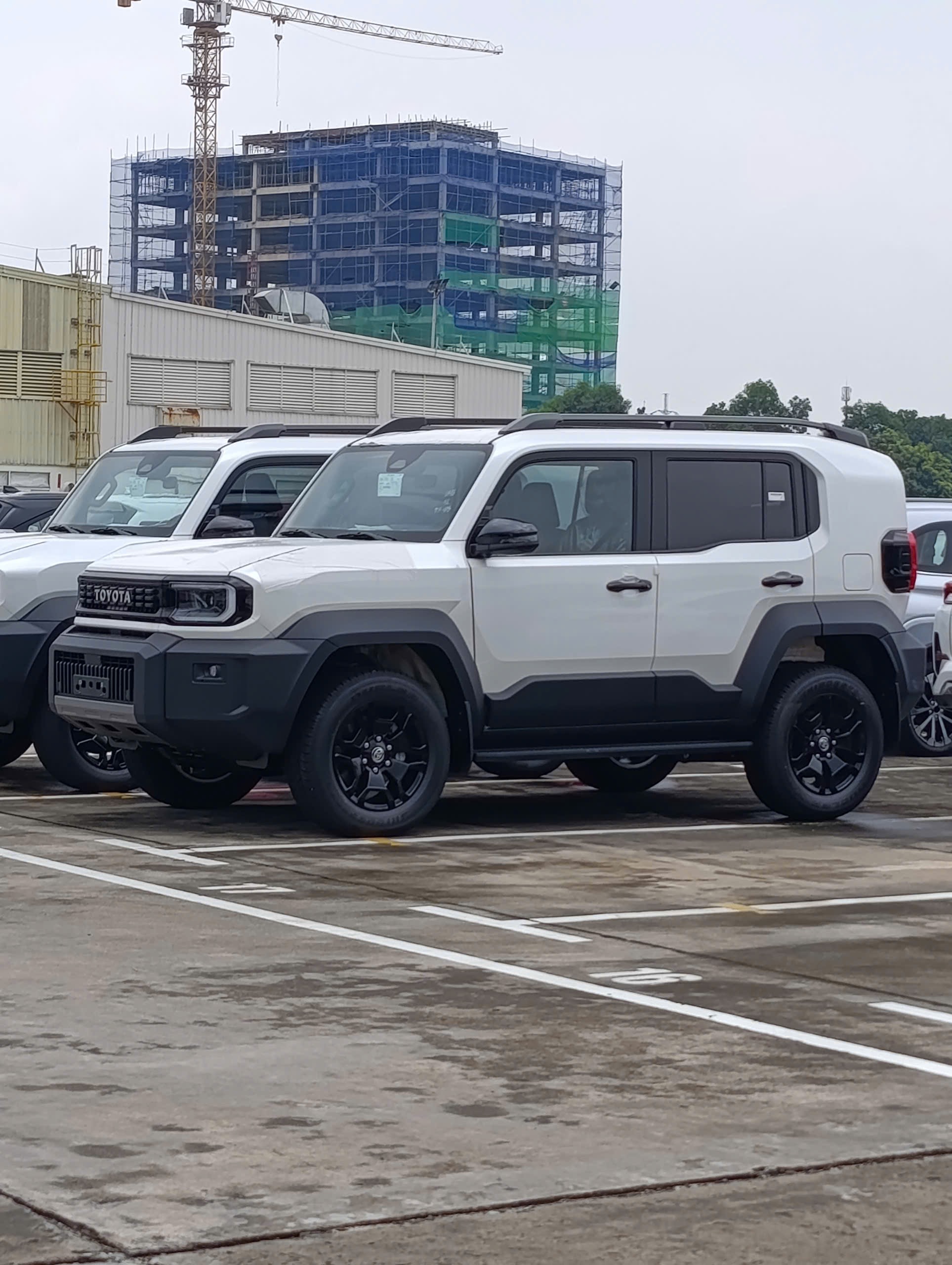 Toyota Land Cruiser FJ lộ diện tại cảng Việt Nam: Thiết kế vuông vức, nhập Thái, dự kiến giá hơn 1,1 tỷ đồng - Ảnh 1