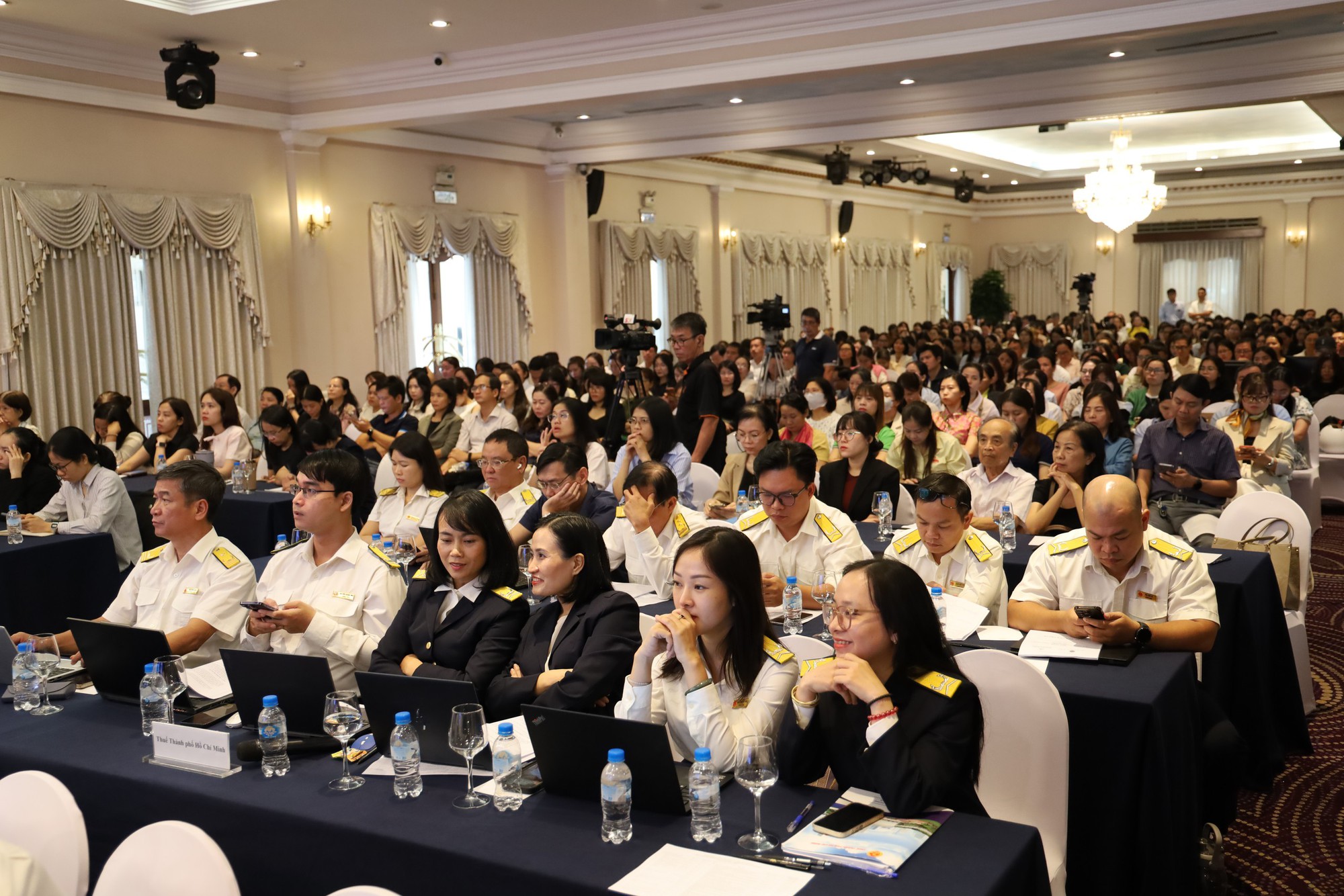 Cơ quan thuế nói về điểm mới khi áp dụng tạm hoãn xuất cảnh - Ảnh 1
