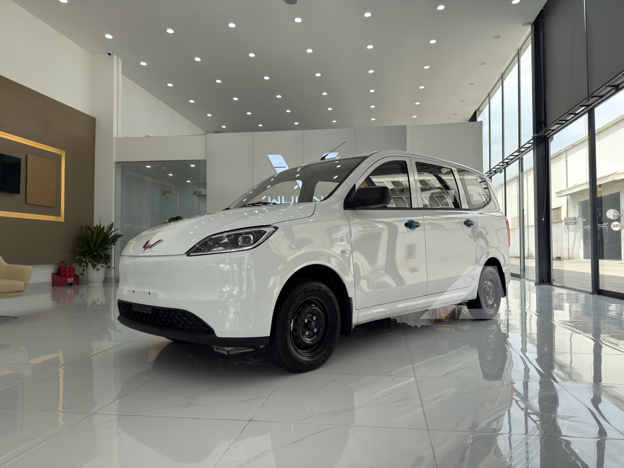 Soi MPV điện Wuling Grango vừa về đại lý: Xe 7 chỗ giá 499 triệu, cỡ mâm độc lạ, sạc 30 phút được 80% pin - Ảnh 1