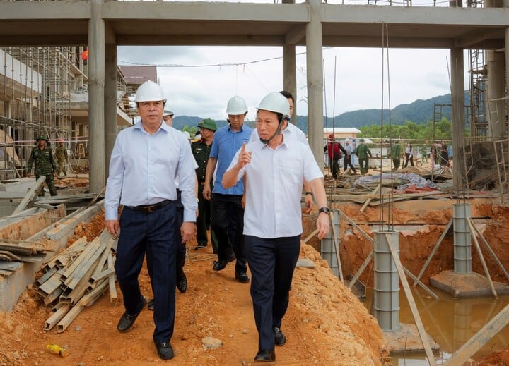 Phó Thủ tướng kiểm tra tiến độ dự án trường nội trú liên cấp ở biên giới TP Huế - Ảnh 1