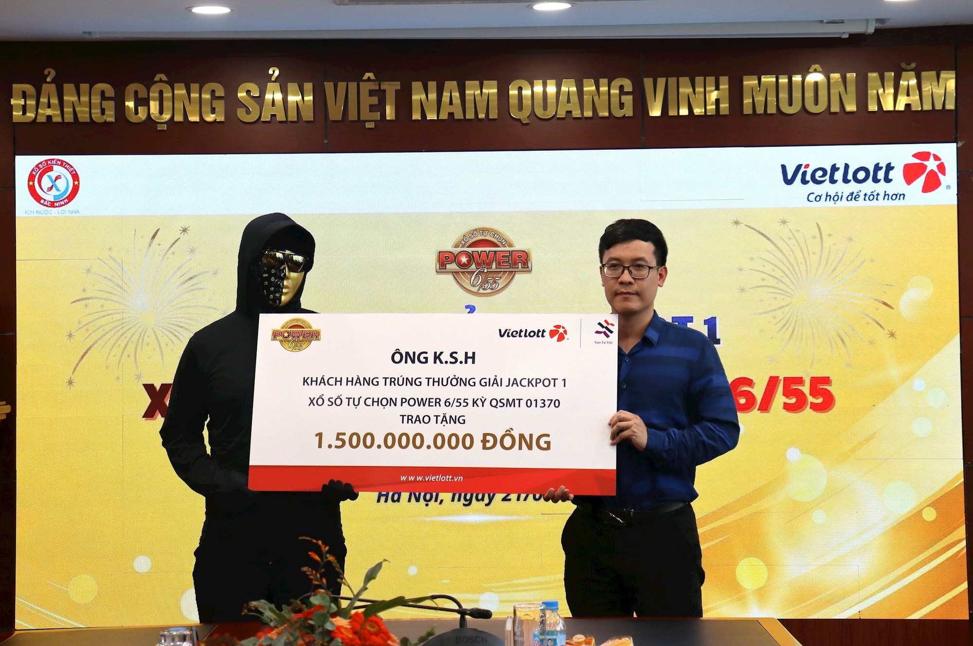 Mua vé Vietlott 2 lần/tuần, mỗi lần 20-30 vé, người đàn ông Hàn quốc trúng Jackpot 100 tỷ đồng - Ảnh 1