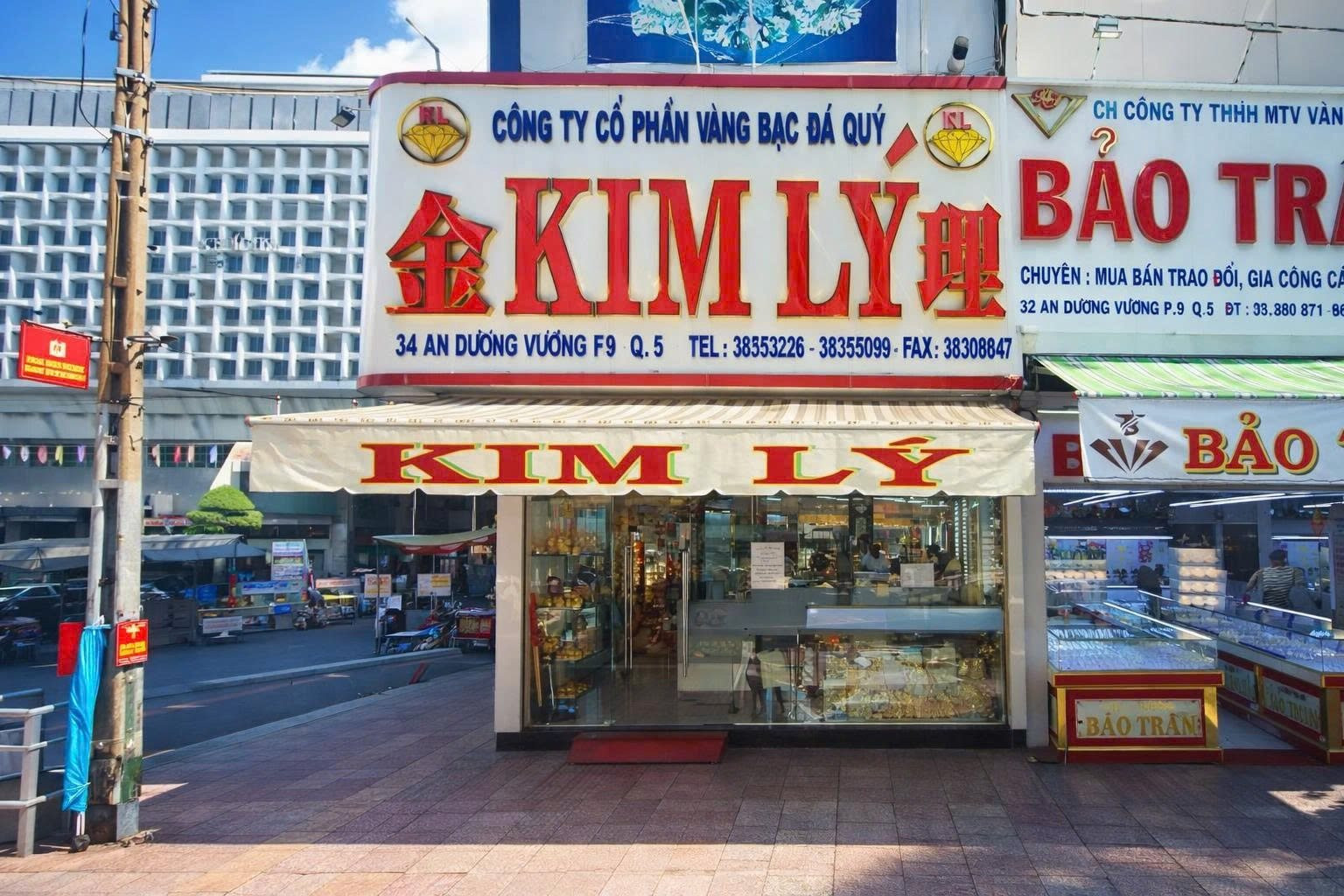 Khởi tố bà chủ tiệm vàng Kim Lý nổi tiếng bậc nhất Tp.HCM: Kiếm tiền ra sao trước vụ án 30.000 viên kim cương? - Ảnh 1