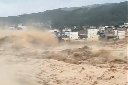 Vỡ đập ở Trung Quốc, nhiều hồ chứa khác báo động đỏ - Ảnh 1