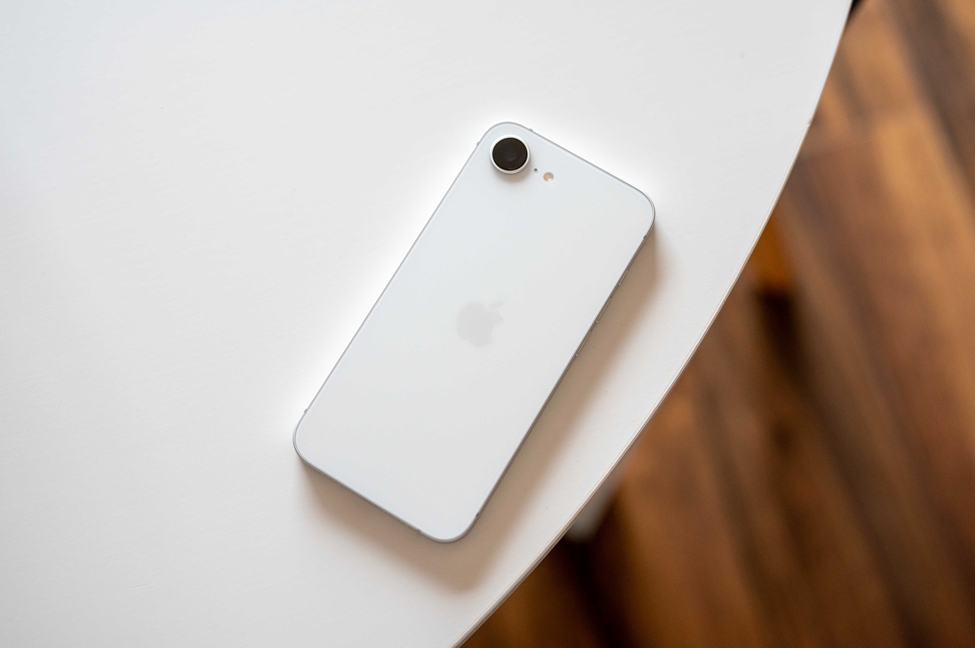 Chiếc iPhone giá chỉ từ 13,7 triệu đồng, mua lúc này là hợp lý nhất - Ảnh 1