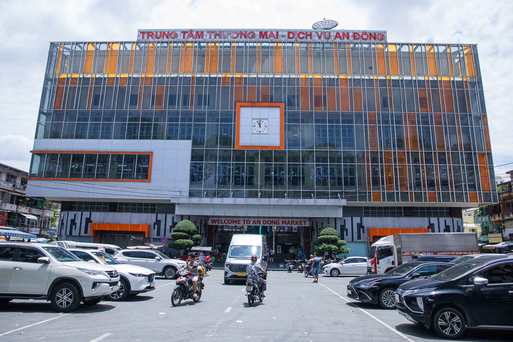 Cảnh tượng khó tin tại "thủ phủ" vàng bạc, đá quý TP.HCM: Hàng loạt cửa tiệm đóng cửa, treo biển tạm nghỉ vì "nhà có việc", "để sửa chữa"