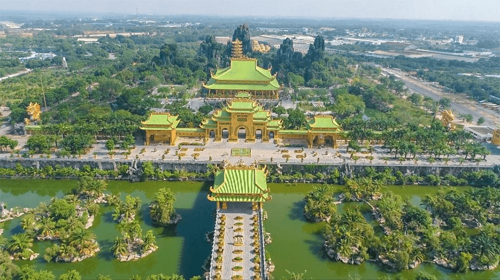 Đại gia Dũng "lò vôi" từng ăn chay nhiều năm: Là ông chủ Khu du lịch Đại Nam, có đền thờ 5.000m2 dát vàng 24K, từng lập kỷ lục lớn nhất Việt Nam - Ảnh 1
