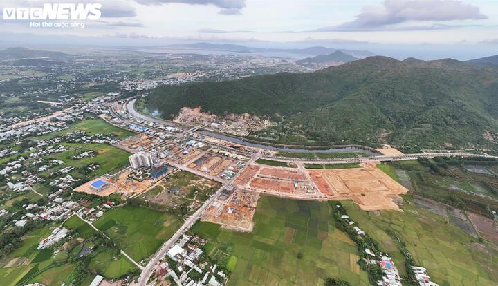 Ổ gà, ổ voi, đất cát rơi vãi nhếch nhác trên tuyến đường nghìn tỷ tại Gia Lai - Ảnh 1
