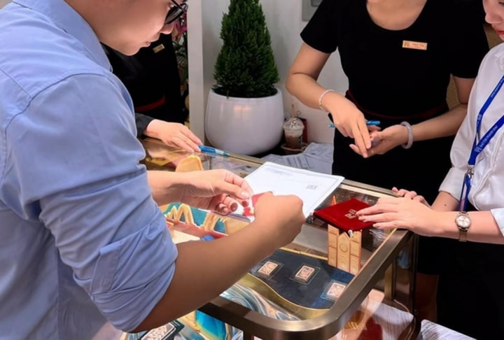 Thực tế mua bán vàng, kim cương ở PNJ sau thông báo chia 5 kỳ trả tiền cho khách - Ảnh 1