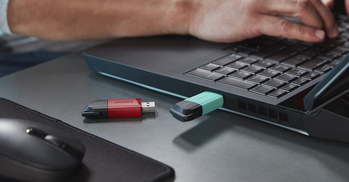 "Tận thế" hay sao mà nước Nga lại ồ ạt gom mua hàng triệu chiếc USB? - Ảnh 1