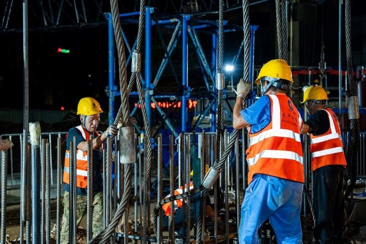 Đúng 2h sáng, Hà Nội vừa chứng kiến một “kỳ tích” nặng hơn 38 tấn tại công trình hơn 72.000 tỷ đồng