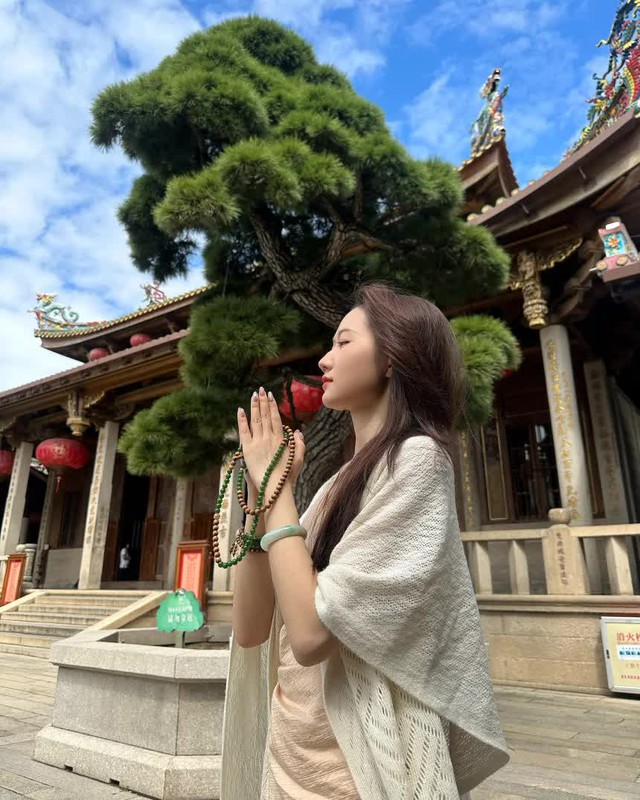 Nghịch lý kinh tế lo âu: Giới trẻ Trung Quốc chi tiền tấn mua "phong thủy hàng hiệu" để cải vận chứ quyết không tăng ca - Ảnh 1