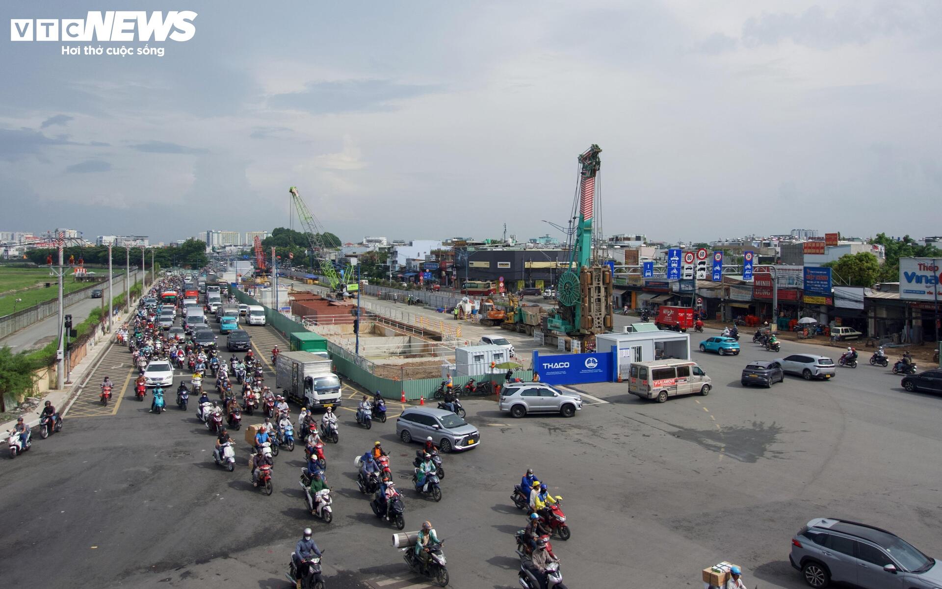 Tấp nập thi công ga ngầm đầu tiên của metro Bến Thành - Tham Lương - Ảnh 1