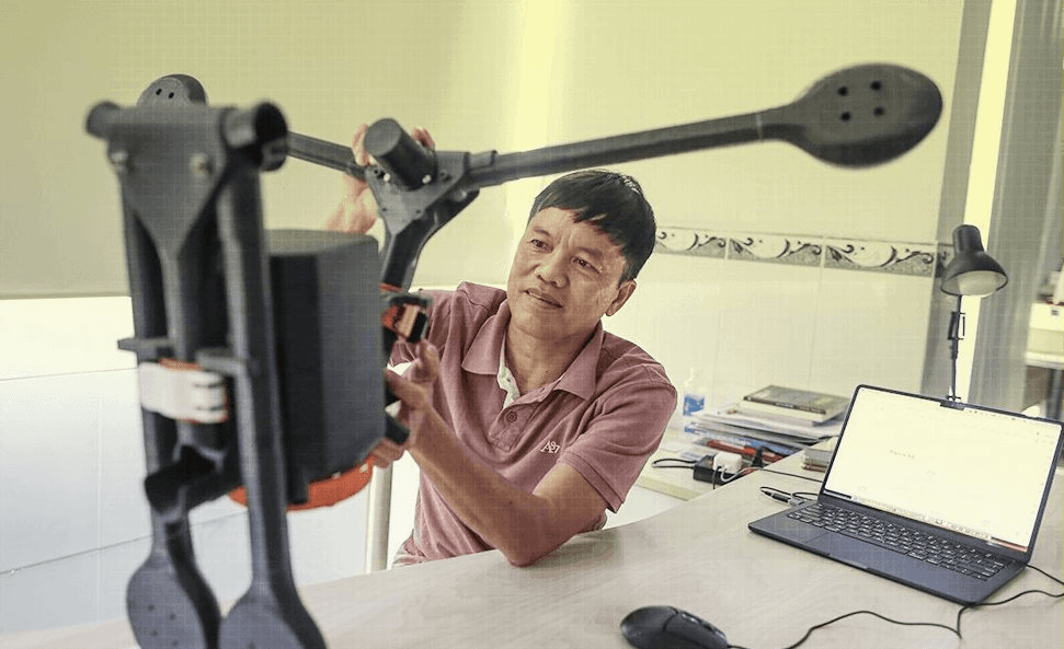 Nhét gọn vào ba lô cá nhân, mang 4 camera, sức nâng lên đến 15kg: Thiết bị do Tiến sĩ Việt tạo ra đã vượt 'khe cửa hẹp' của Bộ Chiến tranh Mỹ - Ảnh 1