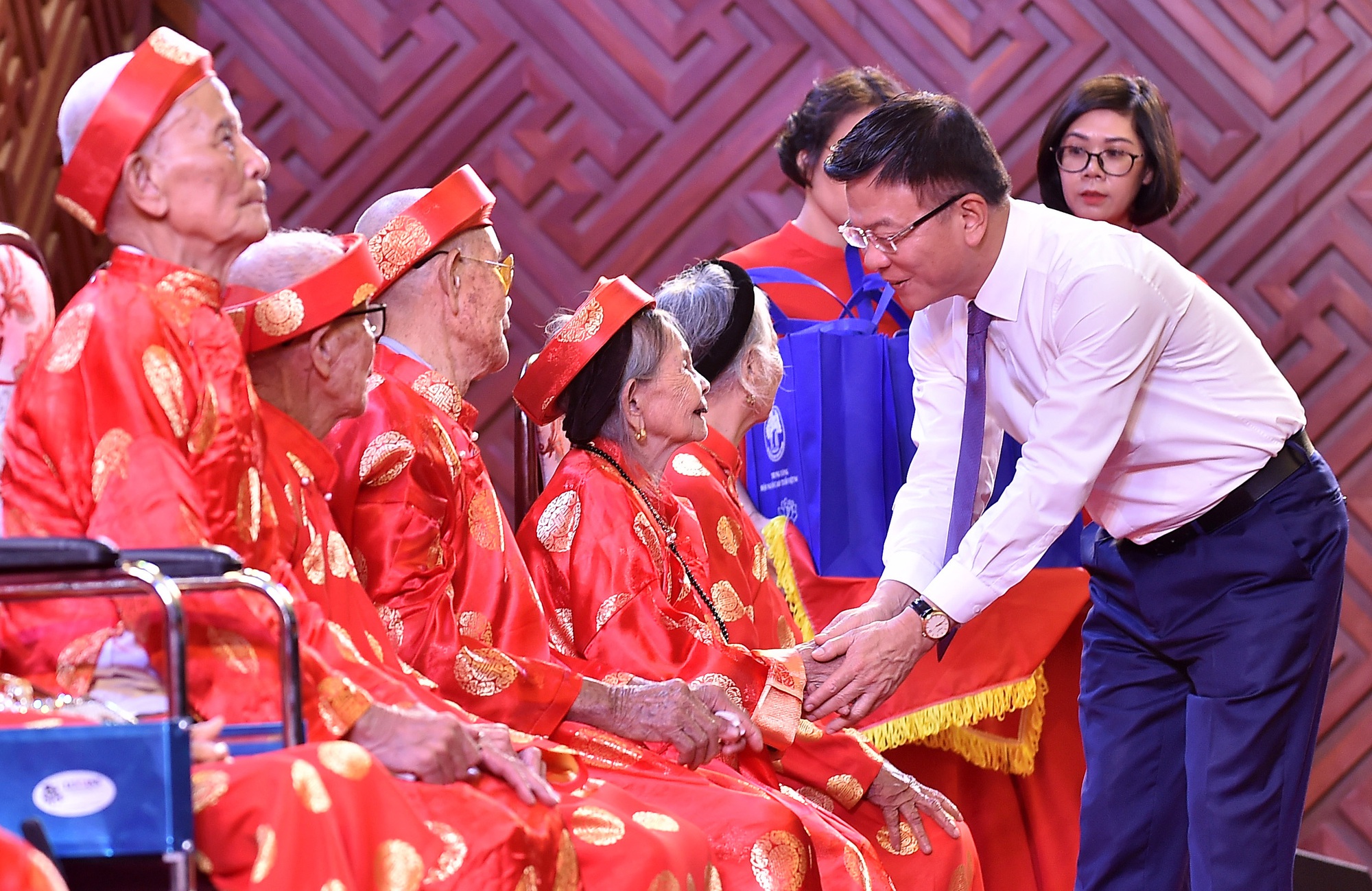 Người cao tuổi ở tỉnh này được nhận 1,5 triệu đồng tiền mặt (ngoài lương hưu) theo Nghị quyết 24 - Ảnh 1
