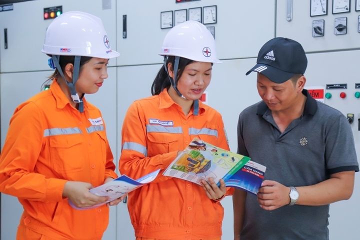 Bộ Công Thương nêu lý do chưa áp giá điện sinh hoạt theo giờ với hộ gia đình - Ảnh 1