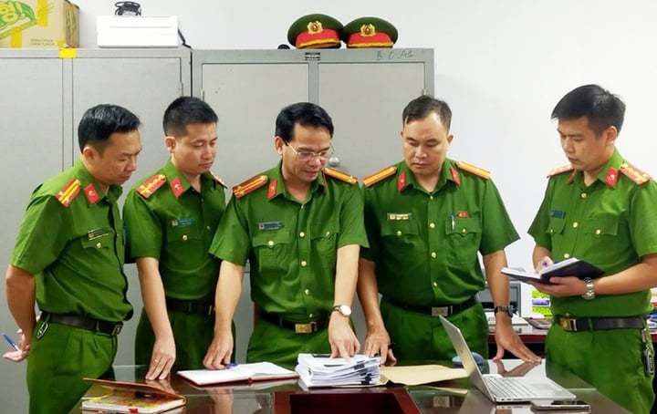 Phá đường dây sản xuất, bán nước hoa giả trên Shopee, khởi tố 13 người - Ảnh 1