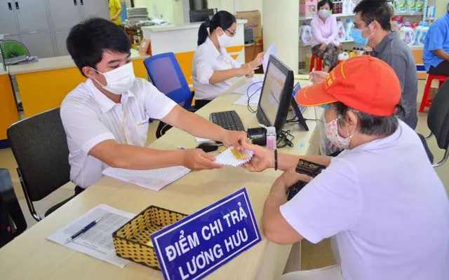 Hơn 3,55 triệu người đã nhận lương hưu, trợ cấp BHXH theo mức hưởng mới - Ảnh 1