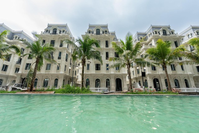 Mục sở thị BST 60 dinh thự siêu sang bên Crystal Lagoon gần 0,5km trước ngày bàn giao tại Ciputra - Ảnh 1