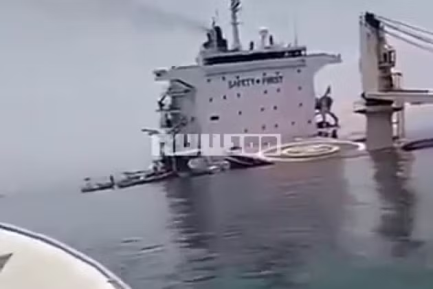 Iran công bố video xác nhận con tàu bị tấn công chìm ở eo biển Hormuz - Ảnh 1