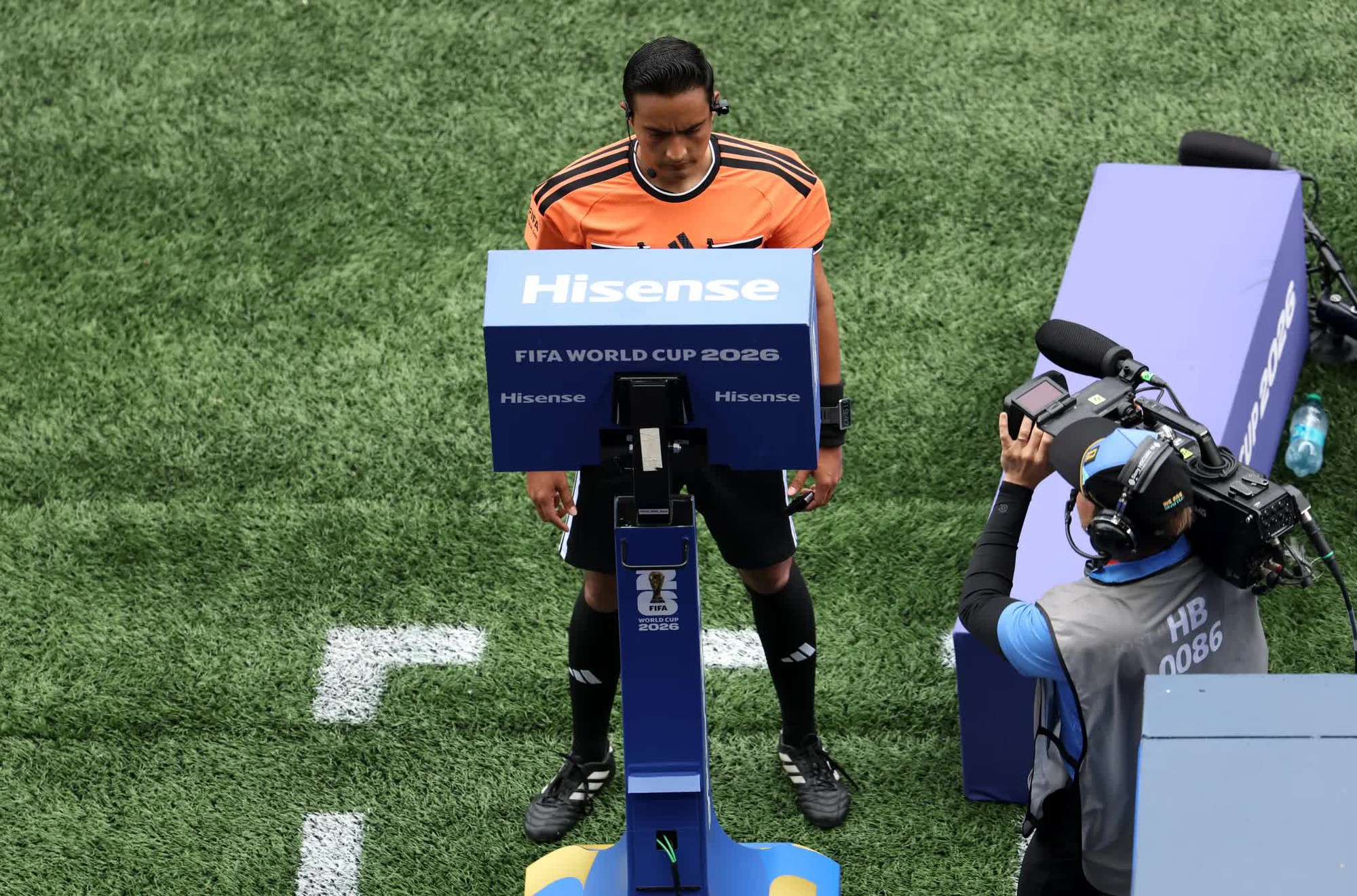 FIFA thay đổi quy trình VAR tại tứ kết World Cup sau làn sóng tranh cãi gay gắt và cáo buộc dàn xếp tỉ số - Ảnh 1