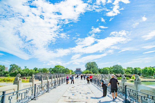 "Rồng" bất ngờ xuất hiện trên bầu trời sau cơn mưa, cảnh tượng khiến nhiều người vội vã chụp ảnh: Quá lạ! - Ảnh 1
