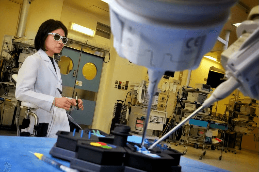 Robot Trung Quốc vừa giúp các bác sĩ thực hiện ca vi phẫu chưa từng có: Khi máy móc không thay thế mà mở rộng giới hạn của đôi tay con người - Ảnh 1