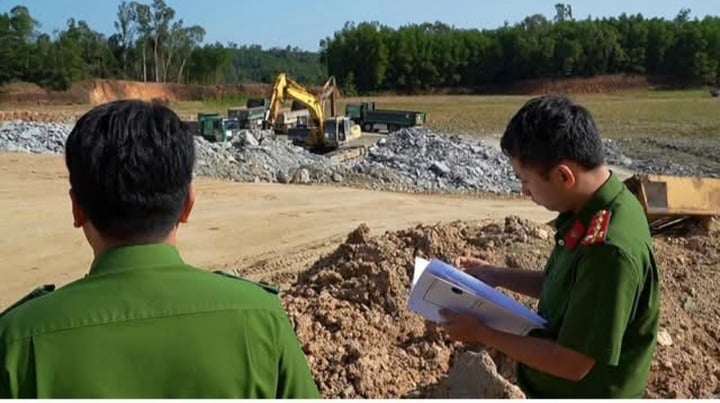 Thu lợi bất chính từ khai thác mỏ đất, Chủ tịch HĐQT cùng giám đốc bị khởi tố - Ảnh 1