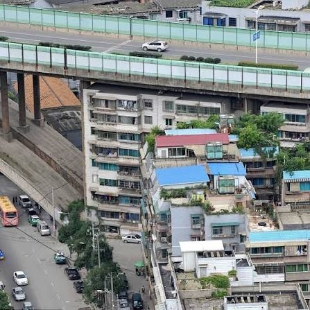 Kỳ lạ đô thị Trung Quốc: Đường cao tốc chạy rầm rộ ngay trên mái hàng chục tòa nhà chung cư - Ảnh 1