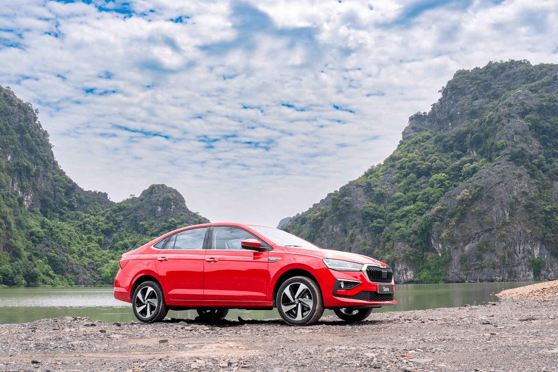 Skoda bắt tay thêm một ngân hàng, khách mua xe trả trước từ 47 triệu đồng - Ảnh 1