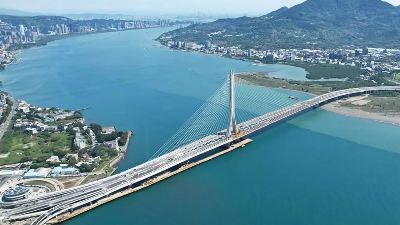 Phát hiện trụ bê tông cốt thép cao 200 m được dựng giữa cửa sông, thứ nó 'gánh' phía trên là công trình dài 914 m từng bị xem là không thể xây dựng - Ảnh 1