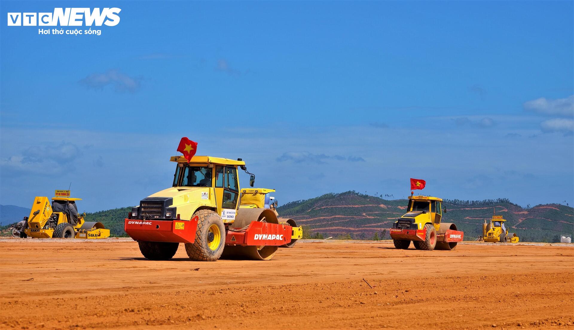 Cảnh tăng tốc thi công dưới nắng lửa ở công trường đường băng sân bay Phù Cát - Ảnh 1